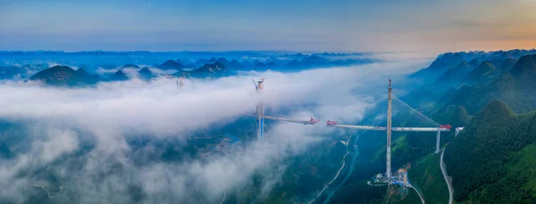 Pingtang Köprüsü, Guizhou, Çin, insansız hava aracı, bulut denizi şu anda dünyanın en yüksek güçlendirilmiş beton köprü kulesi.