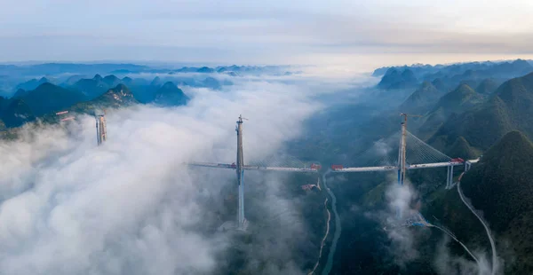 Pingtang Köprüsü, Guizhou, Çin, insansız hava aracı, bulut denizi şu anda dünyanın en yüksek güçlendirilmiş beton köprü kulesi.