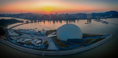 Zhuhai Büyük Tiyatrosu 'nun gece manzarası