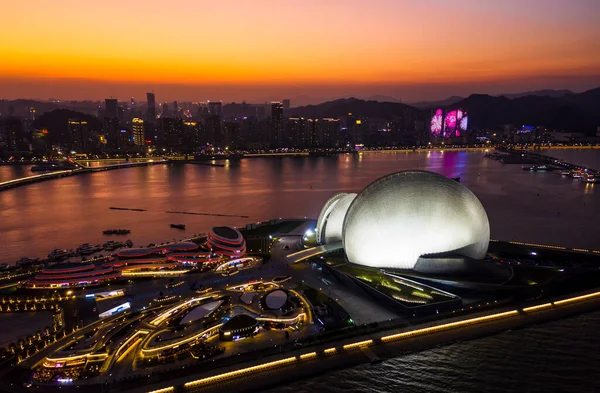 Zhuhai Büyük Tiyatrosu 'nun gece manzarası