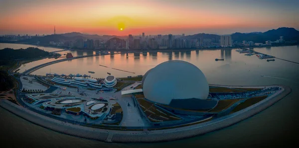 Zhuhai Büyük Tiyatrosu 'nun gece manzarası