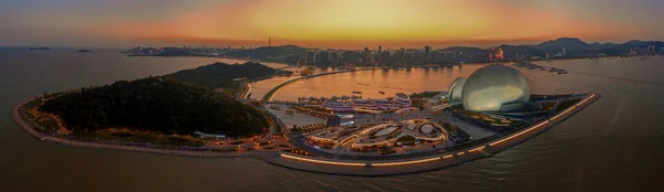 Zhuhai Büyük Tiyatrosu 'nun gece manzarası