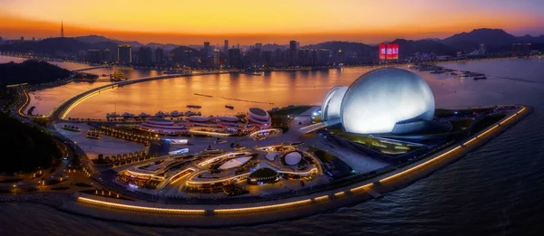 Zhuhai Büyük Tiyatrosu 'nun gece manzarası