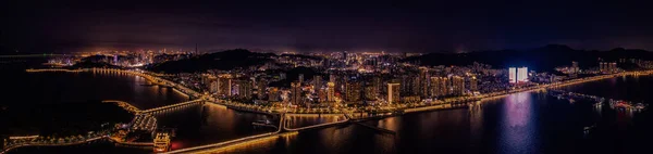 Zhuhai Büyük Tiyatrosu 'nun gece manzarası