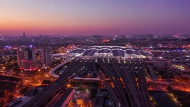 Guangzhou Güney Tren İstasyonu 'nun hızlandırılmış fotoğrafları