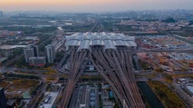 Guangzhou Güney Tren İstasyonu 'nun hızlandırılmış fotoğrafları