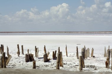 Terk edilmiş tuz endüstrisi. Pembe tuz gölü. Tuz madenciliği. Endüstriyel manzara ve doğanın güzelliği