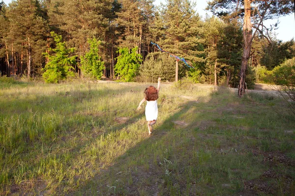 Les Élèves Détendent Des Écoliers Vacances Une Fille Robe Blanche — Photo