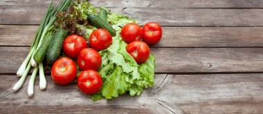 Taze sebze, salatalık, salata Lola Rossaa ve Lola Bianca, yeşil soğan, lahana sağlıklı besleniyor. GDO 'suz Organik Sebzeler,% 100 Vegan Vejetaryen Zayıflatan Diyet Tahta Arkaplan