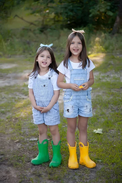 Chicas Hermanas Amigas Overoles Mezclilla Botas Goma Colores Sonríen Cámara — Foto de Stock