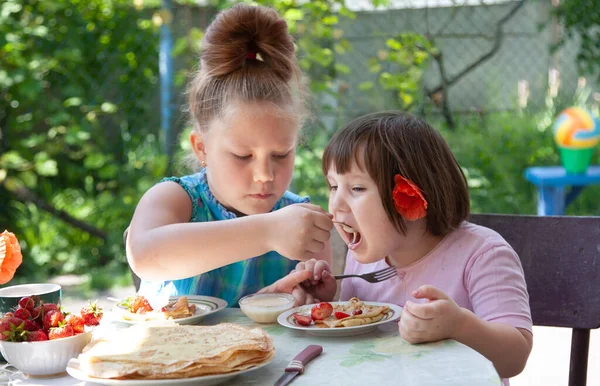 Geschwisterkinder Frühstücken Ferienhaus Ihrer Großmutter Positiv Lächelnde Kinder Sommerliches Frühstück — Stockfoto
