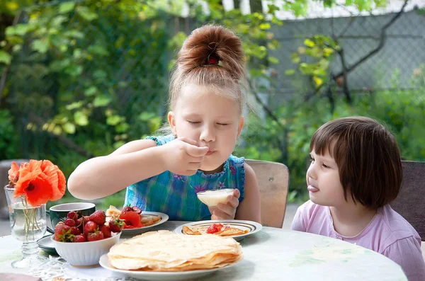 Los Hijos Hermanos Hermanos Tienen Desayuno Divertido Casa Abuela Niños — Foto de Stock