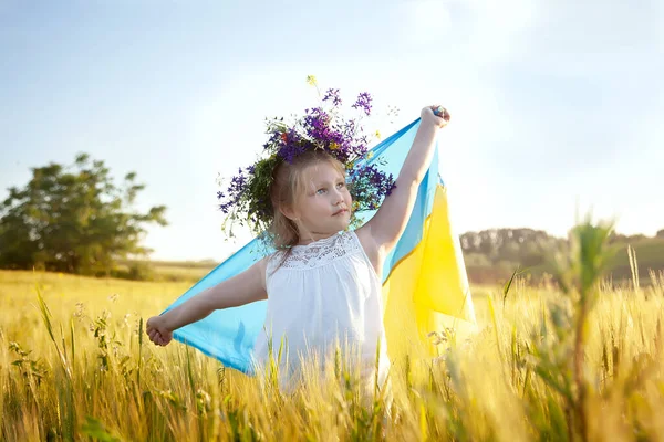 Glad Leende Ukrainska Flicka Med Gul Och Blå Flagga Bakgrund — Stockfoto