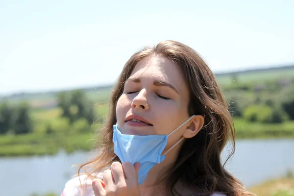 Genç Bir Kadın Açık Havada Maskesini Çıkarıyor Karantina Kavramı Bitti — Stok fotoğraf