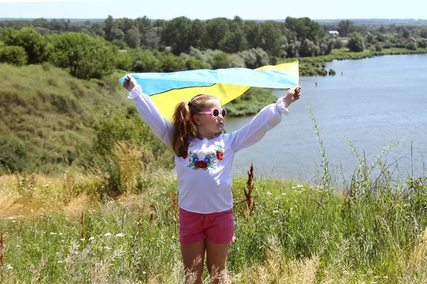 Щаслива Посміхаючись Українській Дівчині Вишванці Жовтим Блакитним Прапором Горі Задньому — стокове фото