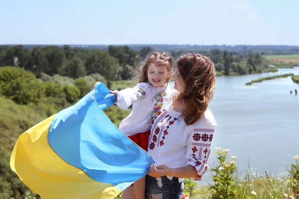 Joyeux Sourire Ukrainien Maman Fille Vyshyvanka Chemises Brodées Avec Drapeau — Photo