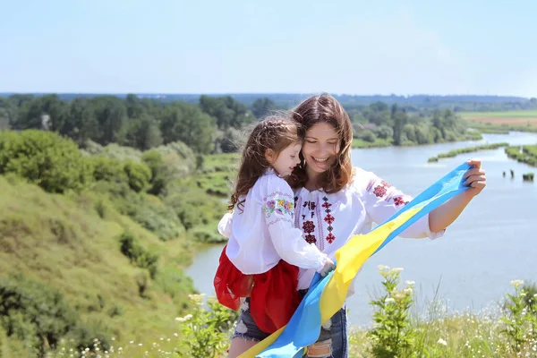 Feliz Mamá Ucraniana Sonriente Hija Vyshyvanka Camisas Bordadas Con Una — Foto de Stock