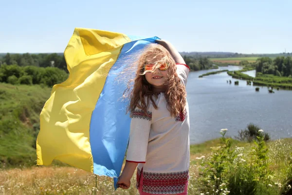 Счастливая Улыбающаяся Украинка Вышиванке Желтым Синим Флагом Горе Фоне Полей — стоковое фото