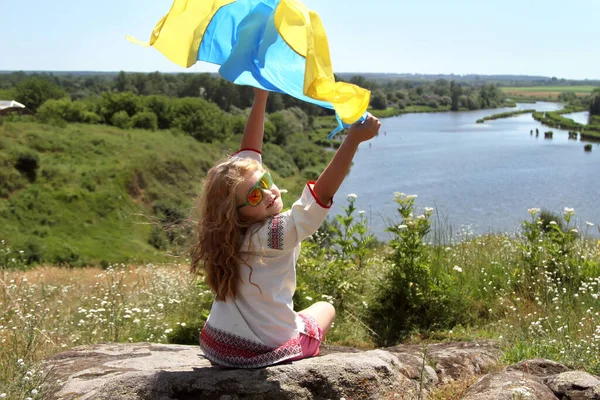 Menina Ucraniana Sorridente Feliz Vyshyvanka Com Uma Bandeira Amarela Azul — Fotografia de Stock