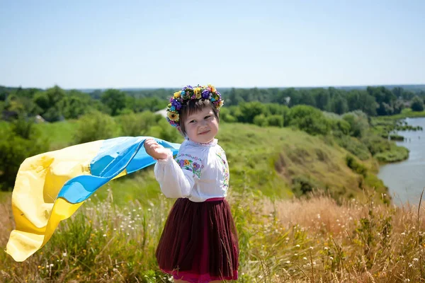 Glad Leende Ukrainska Flicka Vyshyvanka Med Gul Och Blå Flagga — Stockfoto