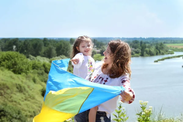 Счастливые Улыбающиеся Украинская Мама Дочь Вышиванке Желто Голубым Флагом Фоне — стоковое фото