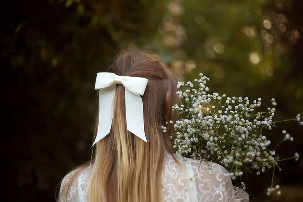 Fille Avec Bouquet Marguerites Sauvages Dans Une Robe Dos Dentelle — Photo