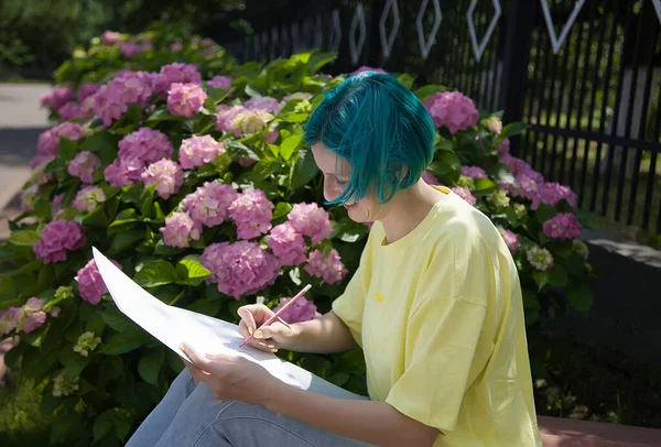 Une Femme Artiste Aux Cheveux Bleus Assoit Dans Parc Dessine — Photo