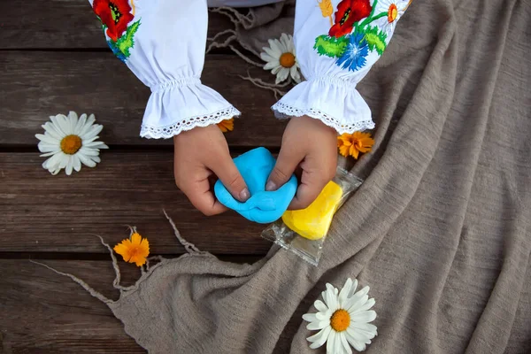 手の子供は ウクライナの独立記念日のために黄色と青の心を作ります ステップ2ステップバイステップの指示 Diyサマープロジェクト 創造的なプロセス 幼稚園 学校開発 — ストック写真