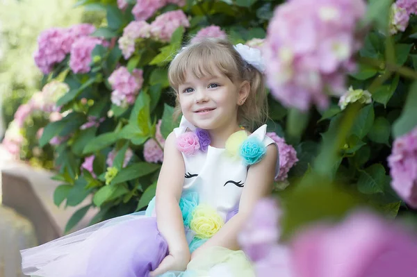 Una Bambina Tra Cespugli Fiori Ortensia Giardino Tramonto Fiori Sono — Foto Stock