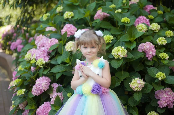 Una Bambina Tra Cespugli Fiori Ortensia Giardino Tramonto Fiori Sono — Foto Stock