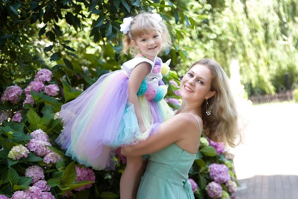 Amare Giovane Madre Ridendo Abbracciando Sorridente Carino Divertente Bambino Figlia — Foto Stock