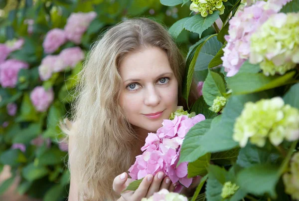 Vacker Leende Flicka Trädgården Hortensia Stor Hortensia Blommor Hennes Händer — Stockfoto