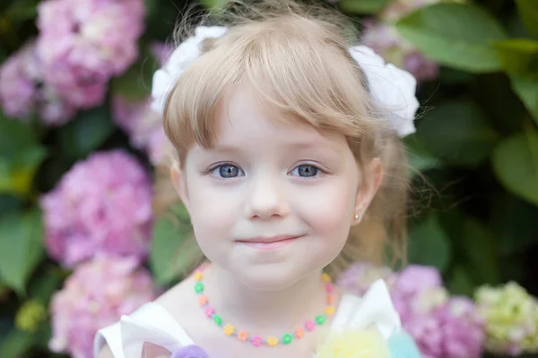 Una Bambina Tra Cespugli Fiori Ortensia Giardino Tramonto Fiori Sono — Foto Stock