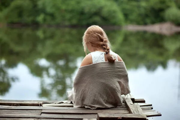 Fille Est Assise Sur Jetée Regarde Lac Enveloppe Dans Châle — Photo