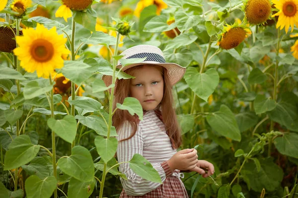 Bella Bambina Con Vestito Vintage Cappello Campo Girasoli Piccolo Agricoltore — Foto Stock