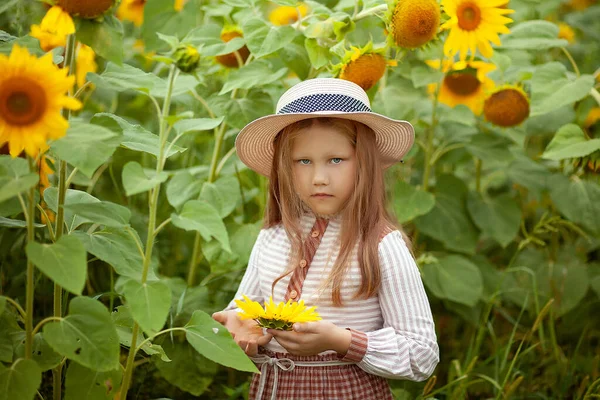 Bella Bambina Con Vestito Vintage Cappello Campo Girasoli Piccolo Contadino — Foto Stock