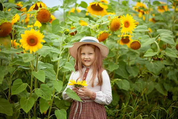 Красивая Маленькая Девочка Винтажном Платье Шляпе Поле Подсолнухов Маленький Фермер — стоковое фото
