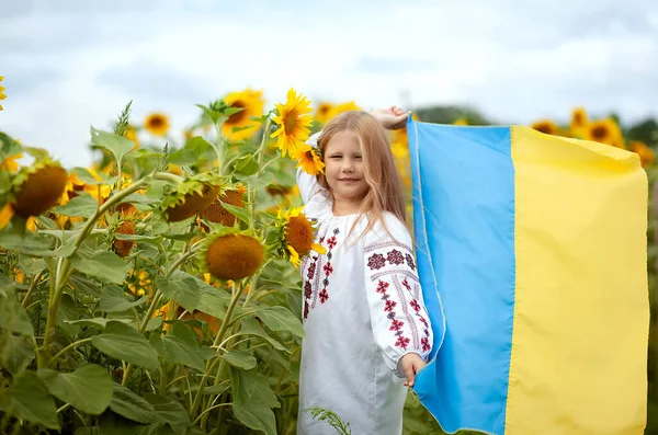 Украинская Улыбающаяся Девушка Традиционной Вышитой Рубашке Желто Голубым Флагом Руках — стоковое фото