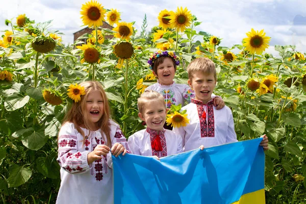 Quatro Belas Crianças Sorridentes Felizes Camisas Bordadas Mantêm Bandeira Amarela — Fotografia de Stock