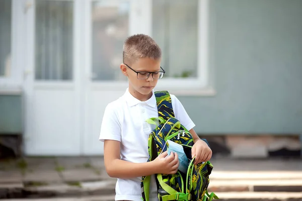 Tillbaka Till Skolan Pojken Tar Sätter Ryggsäck Skyddande Mask Barn — Stockfoto