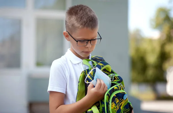 Zurück Zur Schule Der Junge Zieht Steckt Einen Rucksack Eine — Stockfoto