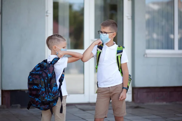 Schulkinder Mit Masken Und Rucksäcken Grüßen Sicher Vor Der Tür — Stockfoto