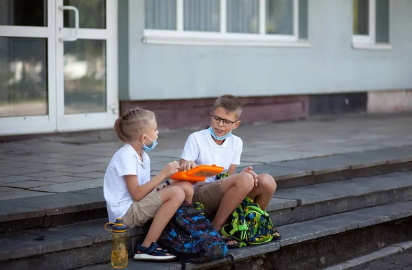 Tillbaka Till Skolan Pojkar Bär Masker För Att Skydda Mot — Stockfoto