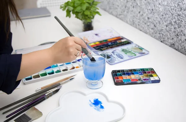 Pinturas Menina Com Aquarelas Hobbies Lazer Pensamento Criativoprodutos Para Artistas — Fotografia de Stock