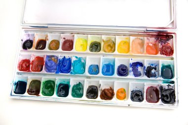 Eski kullanılmış suluboya boya kutusu