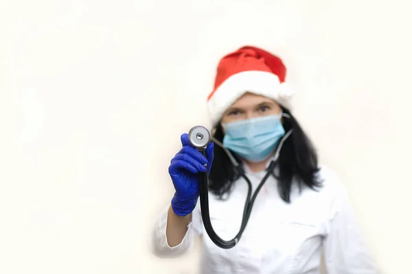 Doctora Sombrero Santa Claus Tiene Estetoscopio Sus Manos Concéntrate Estetoscopio — Foto de Stock