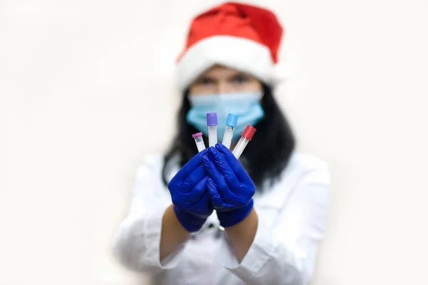 Una Doctora Con Sombrero Santa Claus Tiene Varios Tubos Ensayo — Foto de Stock