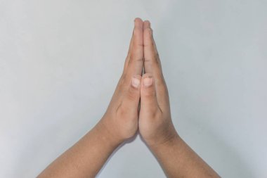 Hint Namaskar ya da Namaste 'nin işaretleri. Beyaz Arkaplanda Emojis tarzı el resmi.