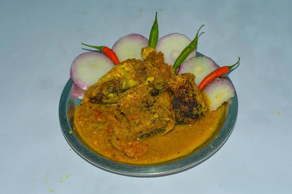 Fisch Gravey Curry Auf Stahlplatte Mit Zwiebeln Chilischoten — Stockfoto