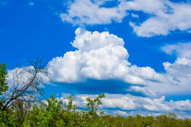 Beyaz Bulut Güzel Manzaralı Kristal Açık Mavi Gökyüzü.